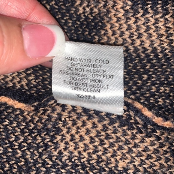 ROMEO & JULIET COUTURE Navy Aztec Printed Sweater size medium - Picture 8 of 8